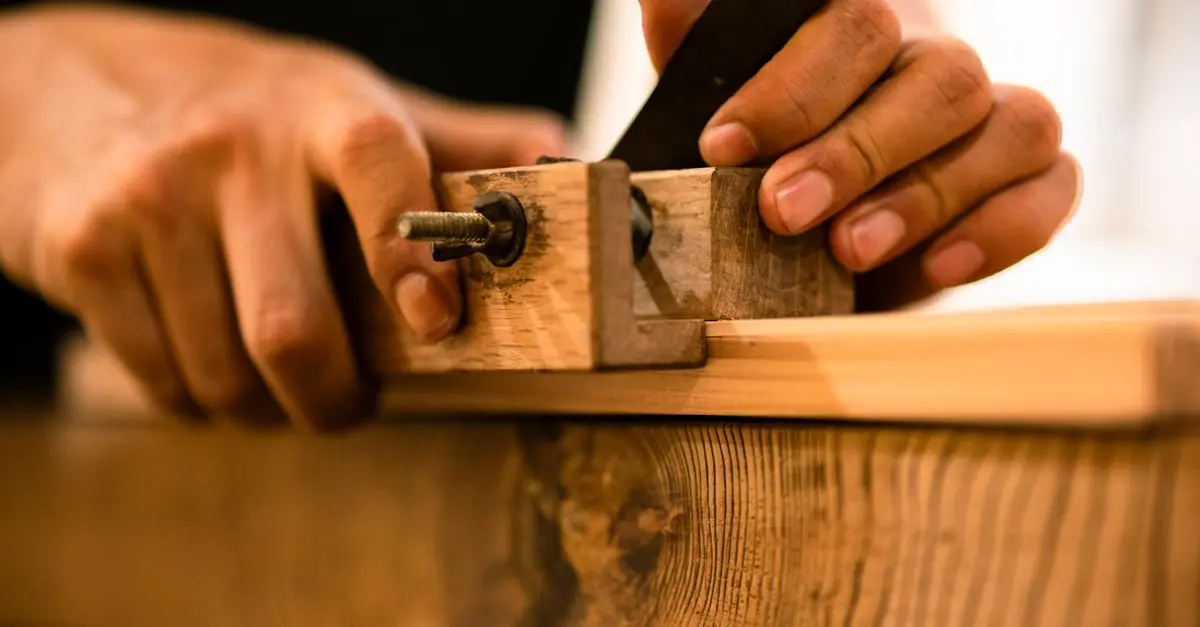 10 Outils Indispensables pour Restaurer des Meubles