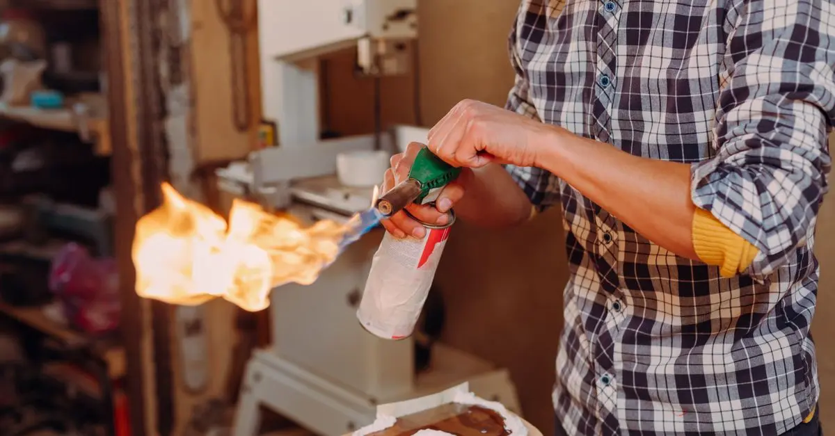 Restauration de Meubles en Bois Mouluré: Techniques Avancées